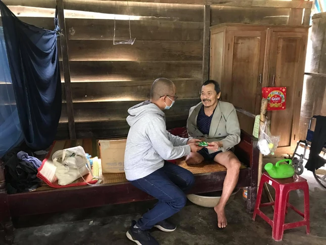 Trao quà Tết đến một cụ ông 73 tuổi, bị khuyết tật và tai biến ở xã Quế Lâm