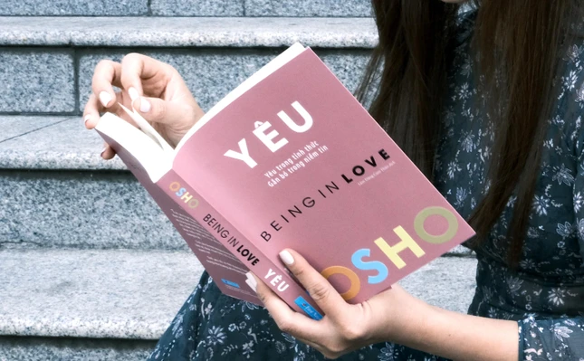 “Yêu” vẫn cuốn hút và cá tính như mọi ấn phẩm khác từ Osho, trong đó ngôn từ luôn sắc sảo và tuyệt đẹp, “giống như những nét cọ thi ca”