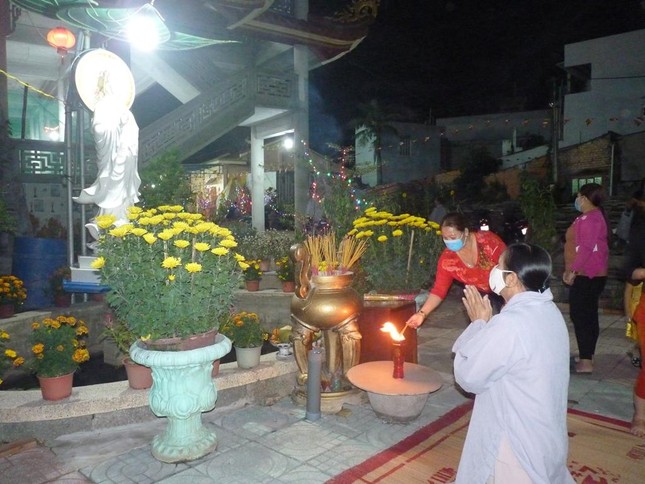 Phật tử tuân thủ nguyên tắc 5K khi đến chùa đầu năm, đó cũng là cách họ hiến tặng bình an