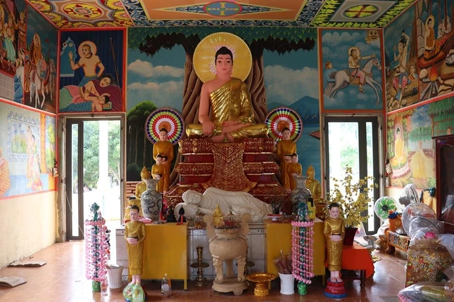 Bên trong chánh điện Bên trong chánh điện