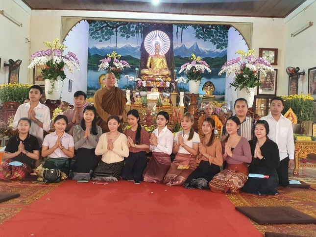 Và chụp hình cùng chư Tăng tại chùa