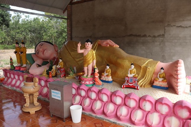 Tượng Phật nhập Niết-bàn ở khu nhà mát