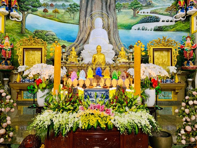 Chánh điện chùa Vạn Đức trang hoàng ngày Tết