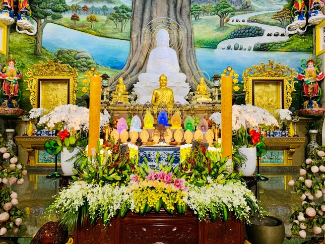 Chánh điện chùa Vạn Đức trang hoàng ngày Tết