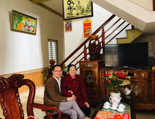 Tác giả cùng mẹ trong những ngày cuối năm 2020 Tác giả cùng mẹ trong những ngày cuối năm 2020