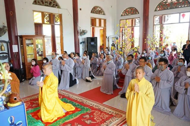 Thượng tọa Thông Đạo cùng đoàn tác bạch cúng dường