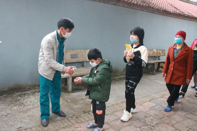 Đo thân nhiệt và yêu cầu sát khuẩn Đo thân nhiệt và yêu cầu sát khuẩn