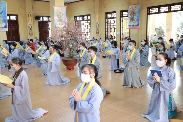 Phật tử dâng sớ cầu nguyện bình an, bệnh tật tiêu trừ