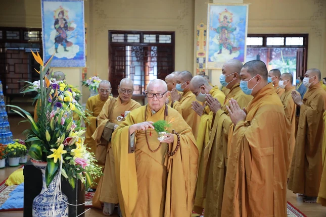 Chư tôn Hòa thượng sái tịnh đàn tràng