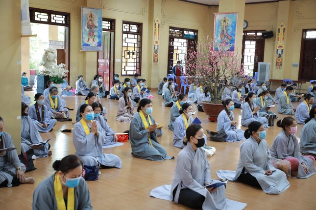 Phật tử tham dự đều đeo khẩu trang và giữ khoảng cách