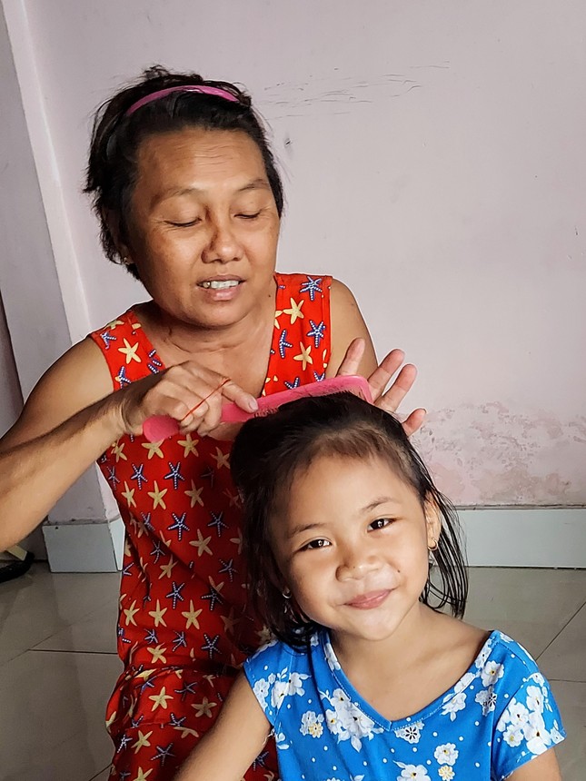 Cô Hà tỉ mỉ chải tóc cho con, đầy tình cảm yêu thương