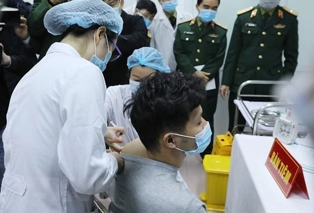 Tình nguyện viên tham gia thử nghiệm vắcxin Nano Covax. (Ảnh: Minh Quyết/TTXVN)