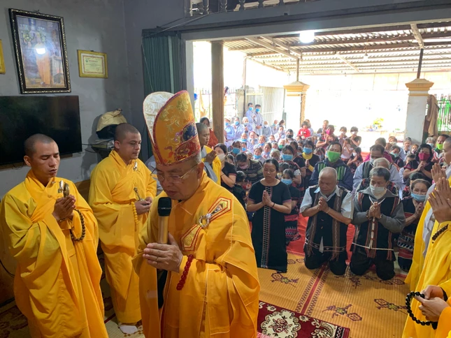 Hòa thượng Thích Huệ Phước chủ trì khóa lễ