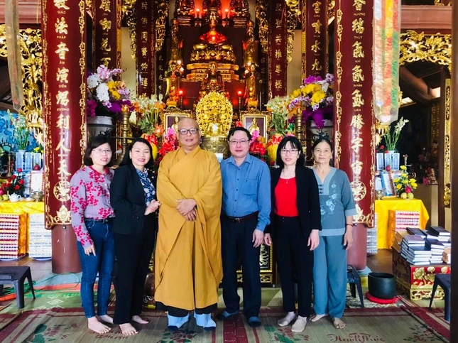 Đoàn cán bộ huyện Quỳnh Lưu dâng hương, lễ Phật và chúc tết tại chùa Đông Yên Đoàn cán bộ huyện Quỳnh Lưu dâng hương, lễ Phật và chúc tết tại chùa Đông Yên