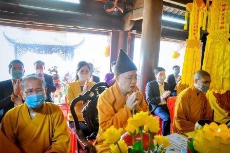 Hòa thượng Thích Thanh Quyết, Phó Chủ tịch Hội đồng trị sự, Trưởng ban Trị sự Phật giáo tỉnh Quảng Ninh chủ trì buổi lễ - Ảnh: TĐT