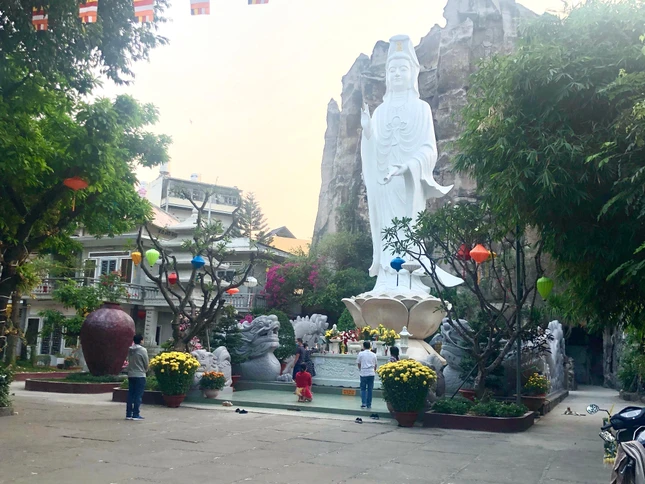 Phật tử lễ Phật tại tịnh xá Trung Tâm