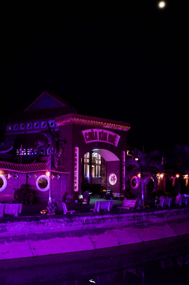 Chùa Kim Huê (phường 1, TP.Sa Đéc) dưới ánh trăng rằm