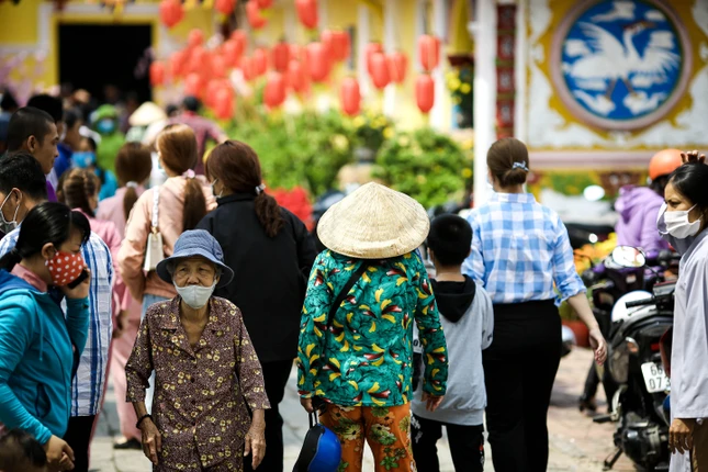 Tính đến chiều nay, rằm tháng Giêng, Sa Đéc nói riêng và Đồng Tháp nói chung chưa có ca bệnh Covid-19 trong cộng đồng nên người dân còn an tâm đến chùa. Được biết, đến tối nay, có một ca dương tính tại tỉnh này được phát hiện, là nữ, vượt biên chui từ Campuchia về