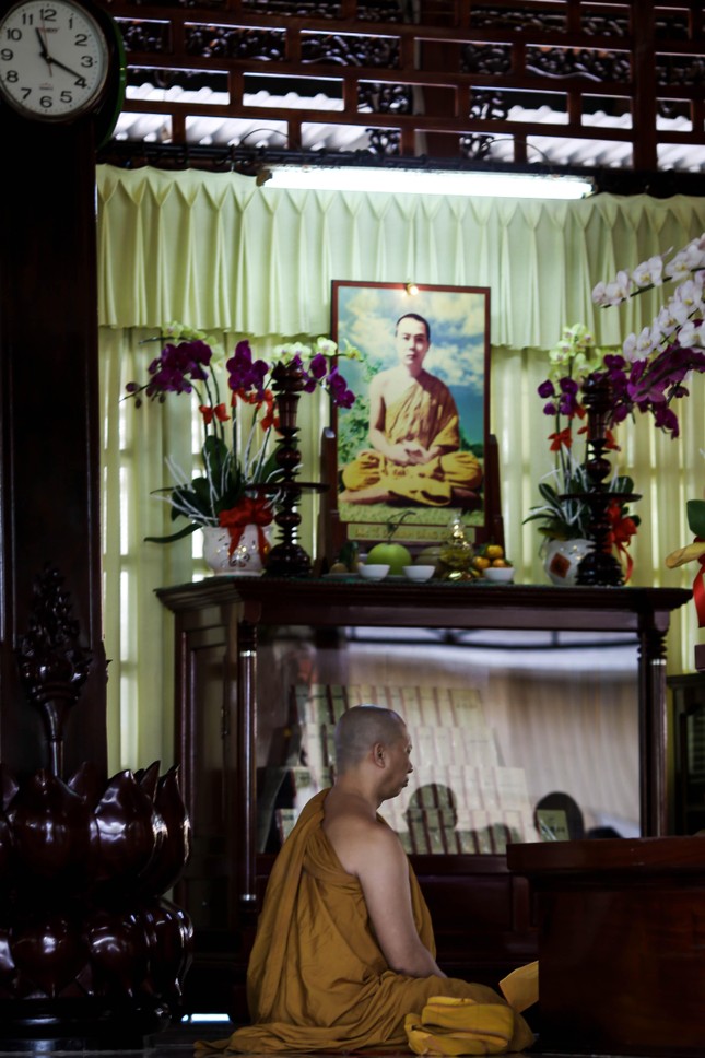 Hướng về Tổ sư Minh Đăng Quang. Ảnh tại tịnh xá Ngọc Quang (phường 1, TP.Sa Đéc). Ghi nhận chung của Giác Ngộ online, Phật tử đến lễ chùa ở mức trung bình, không đông đúc. Đây là nơi tu tập, Phật tử đến chùa thường để thiền hoặc nghe thuyết pháp