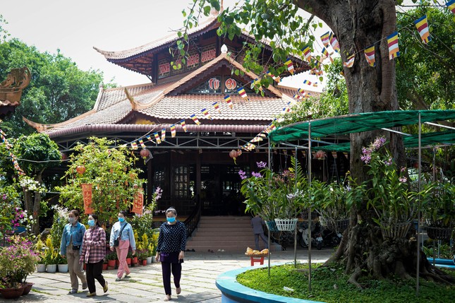 Thảnh thơi đến viếng tịnh xá, lễ Phật, lễ Tổ