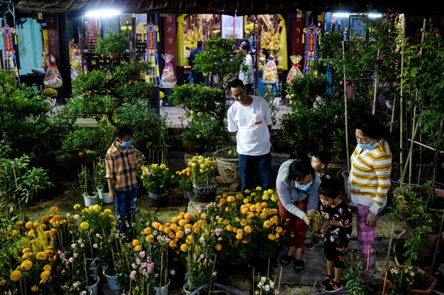 Gia đình 2 bé sinh đôi Phan Minh Chiến - Phan Minh Thắng, ngụ phường Tân Quy Đông (TP.Sa Đéc) chơi với rùa được thả nuôi trong khuôn viên chùa Hương. Chùa Hương (Phước Hưng) là chùa duy nhất ở TP.Sa Đéc giữ được truyền thống nuôi rùa khoảng 90 năm trong khuôn viên chùa, với 1-2 cụ rùa khoảng 90 tuổi