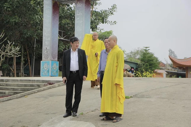 Đại đức Thích Tâm Hiếu giới thiệu về lịch sử chùa Càn Môn với đoàn lãnh đạo thị xã