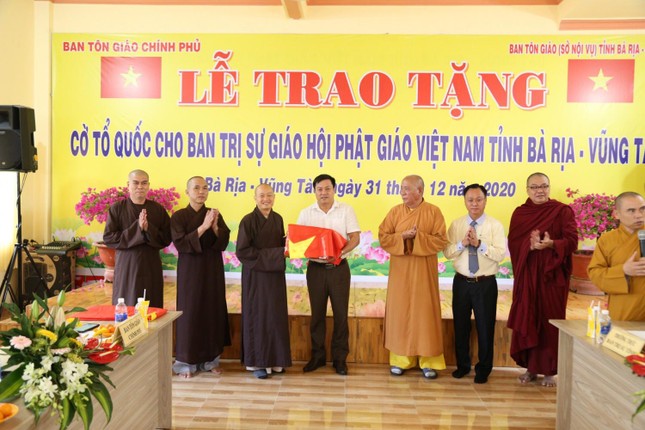 Ông Phạm Văn Quyền trao cờ Tổ quốc đến đại diện Phật giáo H.Châu Đức