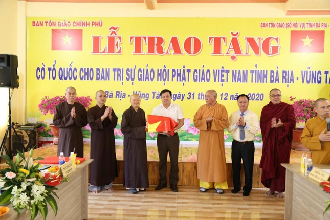 Ông Phạm Văn Quyền trao cờ Tổ quốc đến đại diện Phật giáo H.Châu Đức