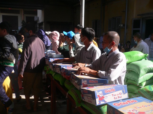 Đoàn Phật tử chùa Tân Lập trao quà đến người nghèo