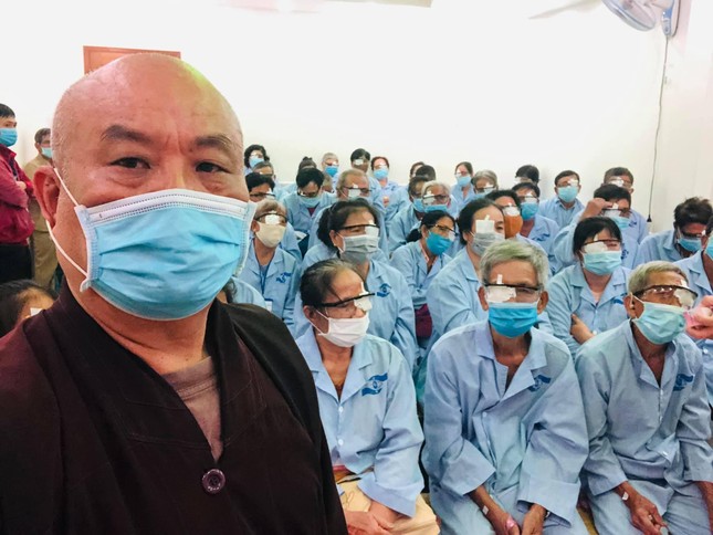 Thượng tọa Thích Chơn Tịnh kết hợp cùng các y bác sĩ phẫu thuật mắt cho người nghèo