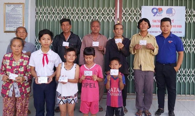 Tặng thẻ bảo hiểm y tế đến người nghèo và học sinh