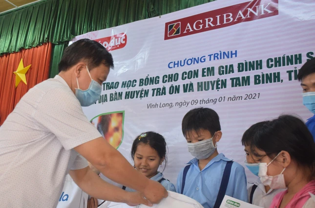 Ông Đoàn Văn Cam, Giám đốc Agribank huyện Trà Ôn trao học bổng cho học sinh
