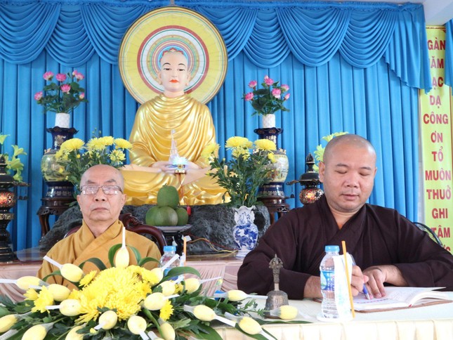 Chư tôn đức chứng minh buổi họp