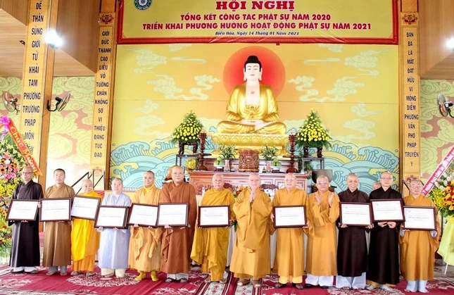 Chư tôn đức nhận Bằng tuyên đương công đức của Ban Trị sự