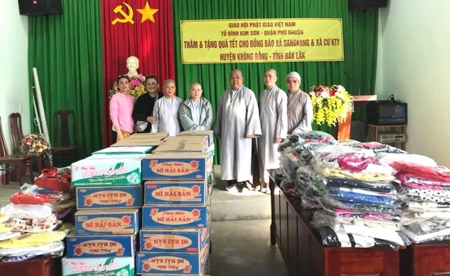 Nhiều phần quà thiết thực được tổ đình Kim Sơn hỗ trợ cho người nghèo Nhiều phần quà thiết thực được tổ đình Kim Sơn hỗ trợ cho người nghèo