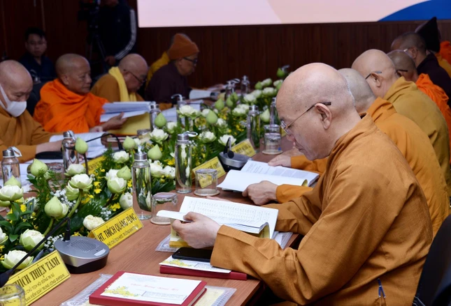 Chư tôn đức sẽ biểu quyết thông qua Nghị quyết Ban Thường trực trong chiều nay