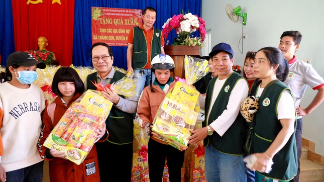 Bác sĩ Trương Tấn Minh tặng quà cho người nghèo ở xã Thành Sơn