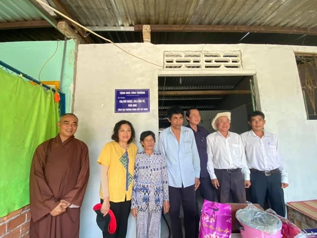 Thượng tọa Thích Thiện Quý bàn giao nhà đến hộ nghèo Thượng tọa Thích Thiện Quý bàn giao nhà đến hộ nghèo