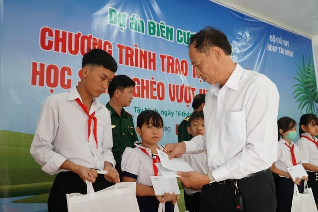 Đại diện nhà tài trợ Agribank trao học bổng cho học sinh