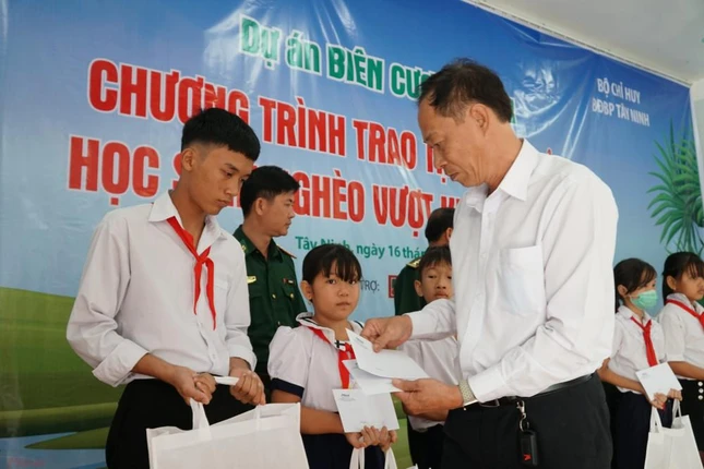 Đại diện nhà tài trợ Agribank trao học bổng cho học sinh