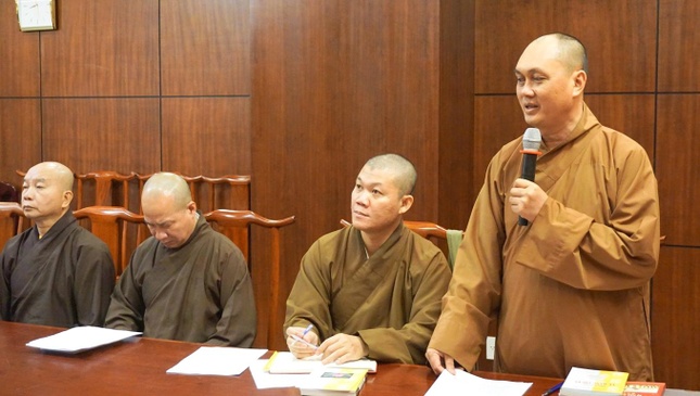 Đại đức Thích Thiện Chơn góp ý tại buổi tổng kết hoạt động Phật sự