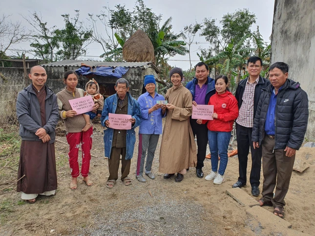 Đại đức Thích Thiền Bình trao tiền ủng hộ xây nhà