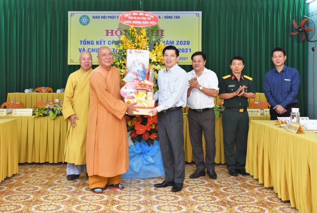 Ông Đoàn Văn Tuấn tặng hoa chúc mừng bên thềm xuân Tân Sửu