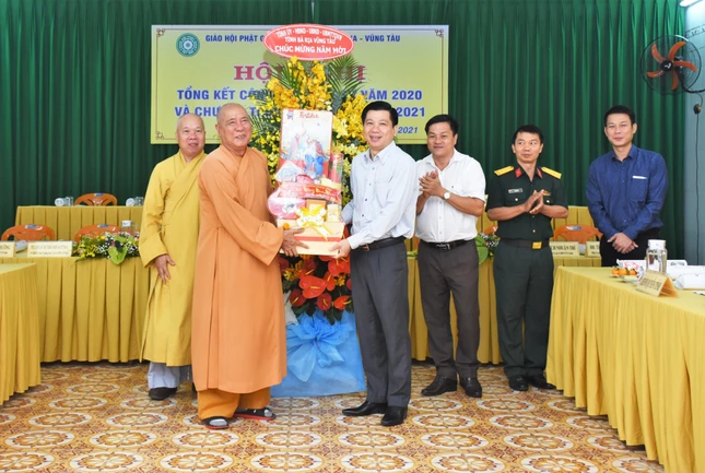 Ông Đoàn Văn Tuấn tặng hoa chúc mừng bên thềm xuân Tân Sửu