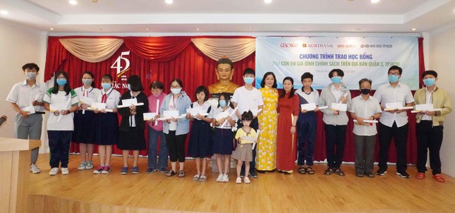 Trao 50 suất học bổng tại Báo Giác Ngộ Trao 50 suất học bổng tại Báo Giác Ngộ