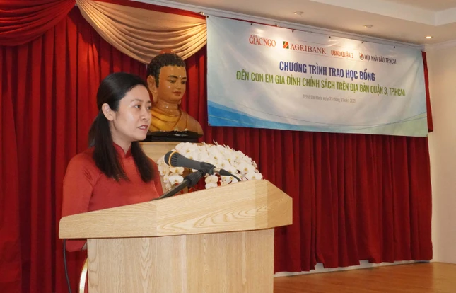 Bà Nguyễn Thị Phương Linh đại diện nhà tài trợ Agribank phát biểu