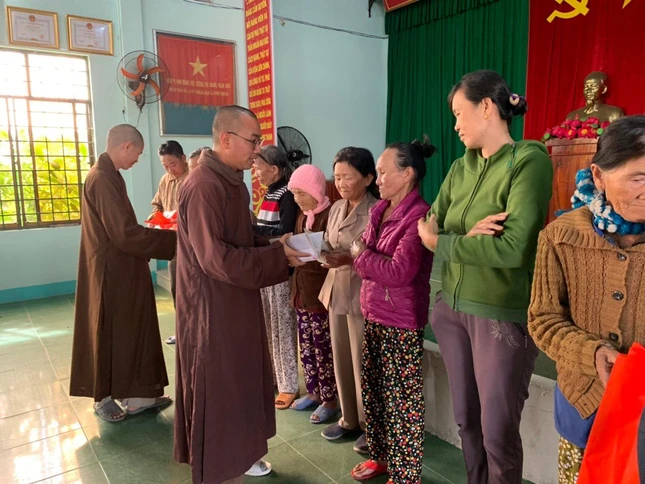 Tặng quà Tết cho bà con khó khăn sau cơn bão lũ tại tỉnh Quảng Ngãi