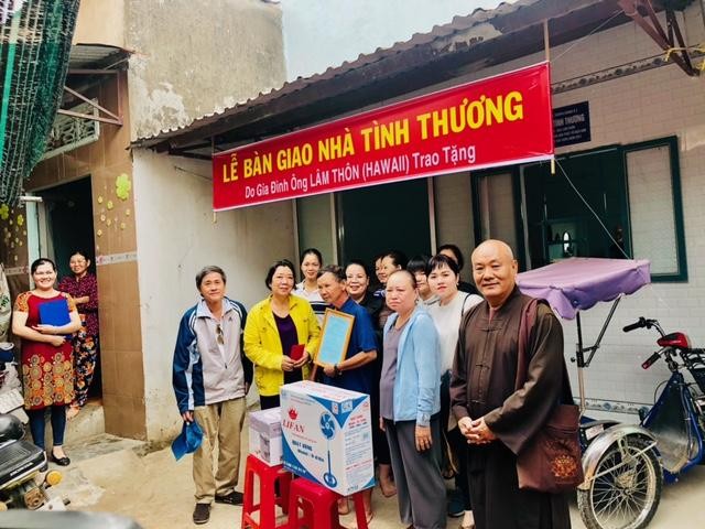 Đoàn từ thiện chùa Thường Quang bàn giao nhà đến hộ nghèo do ông Lâm Thôn (Mỹ) tài trợ Đoàn từ thiện chùa Thường Quang bàn giao nhà đến hộ nghèo do ông Lâm Thôn (Mỹ) tài trợ