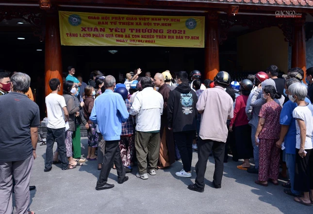 Trao quà tại Việt Nam Quốc Tự