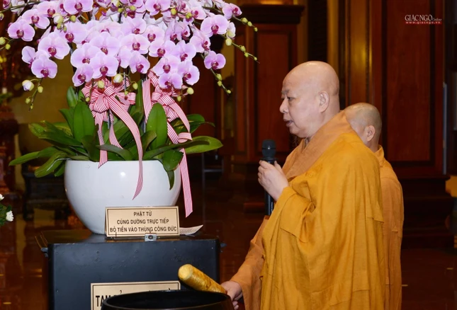 Hòa thượng Thích Lệ Trang dẫn lễ